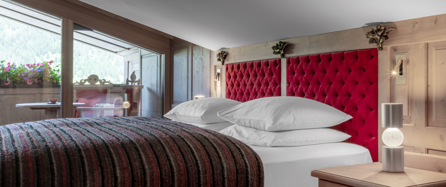 På La Perla i Corvara njuter du i välinredda rum med sköööna sängar!